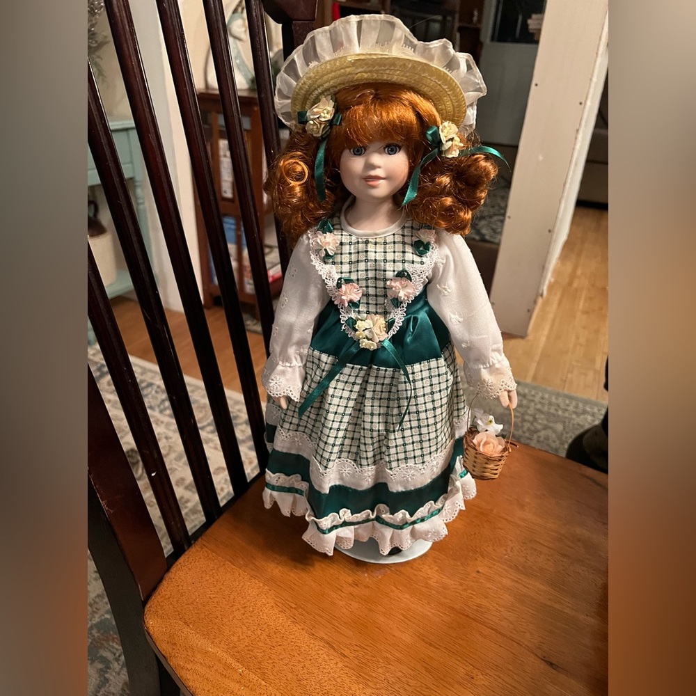 Vintage The Royalton Collection Porcelain Doll Erin 17" 1998 Musical Wind Up
